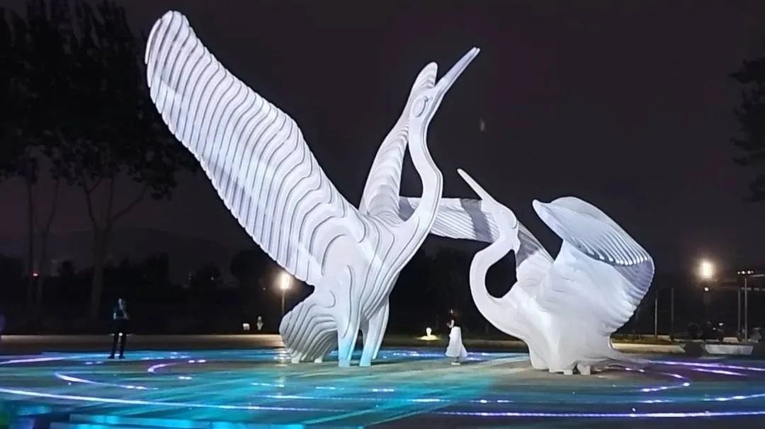 光隨曲動！IP68勻光地埋燈打造聲光一體廣場雕塑