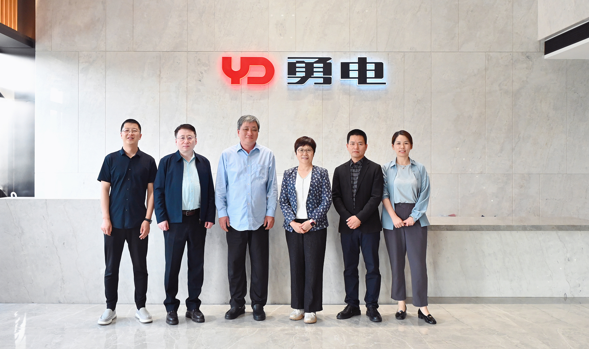 中國照明電器協(xié)會何燁理事長一行蒞臨勇電調(diào)研指導(dǎo)