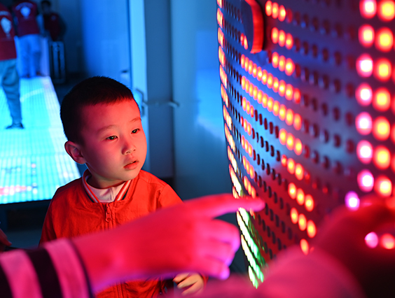 探索光電奧秘，勇電科技之光照進小朋友們的課堂